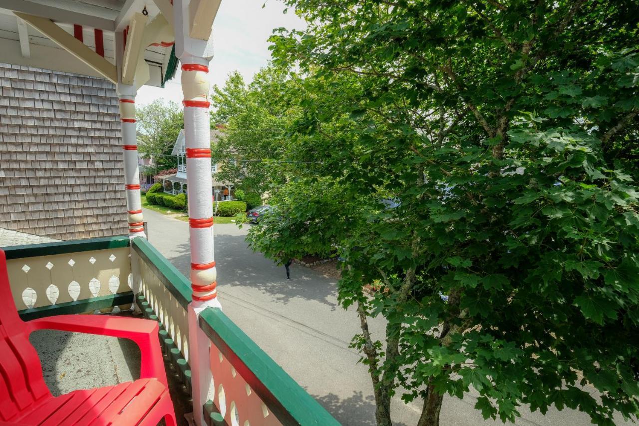 Pequot Hotel Оук Блъфс Екстериор снимка