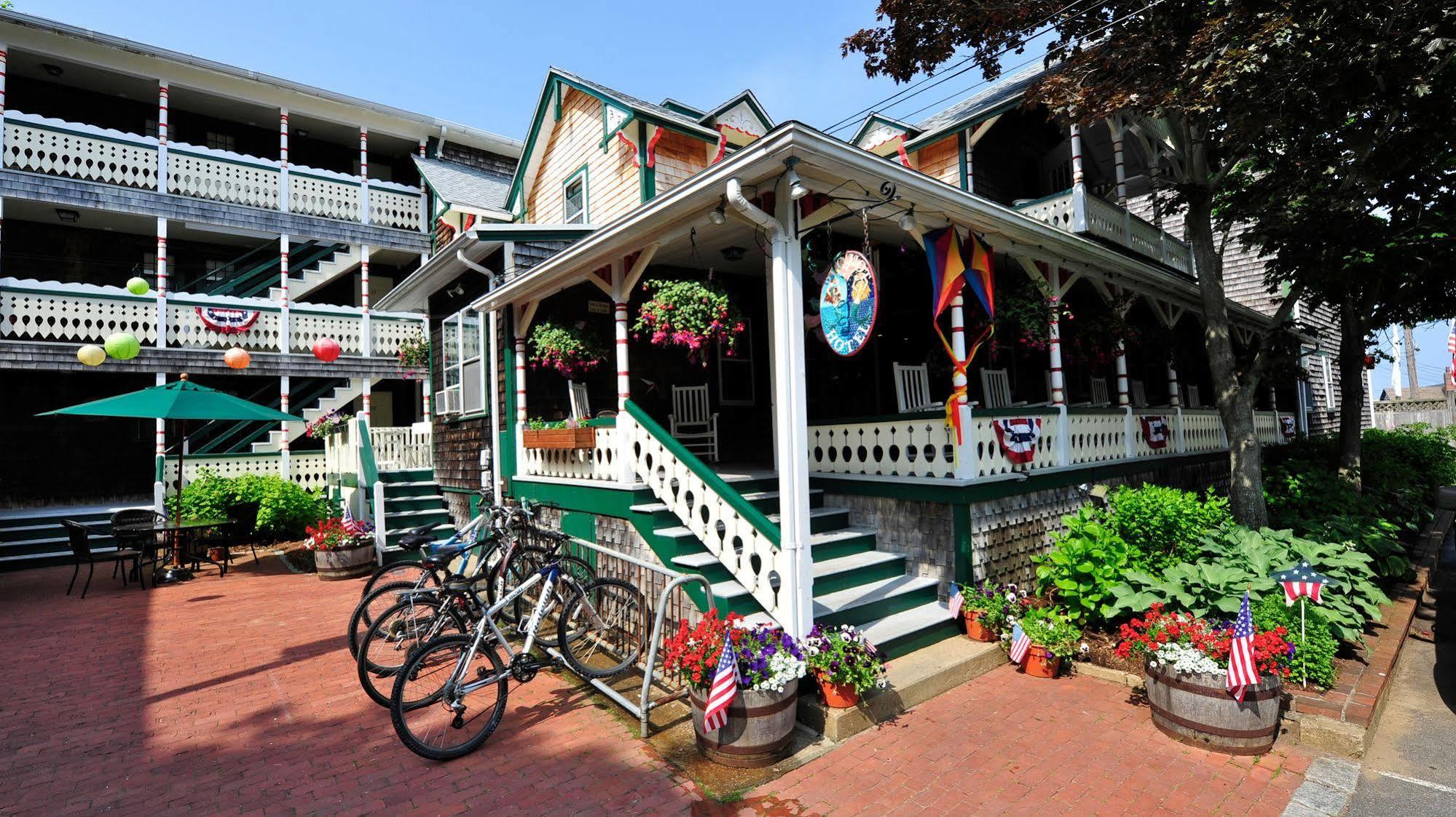 Pequot Hotel Оук Блъфс Екстериор снимка